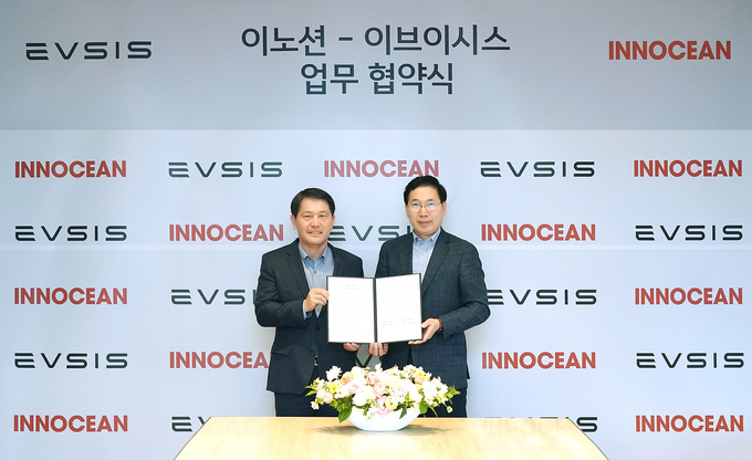 오영식 EVSIS 대표이사(오른쪽)와 이용우 이노션 대표이사가 전기차 충전 플랫폼을 통한 광고서비스 고도화 MOU를 체결하고 있다. (사진=롯데정보통신 제공)