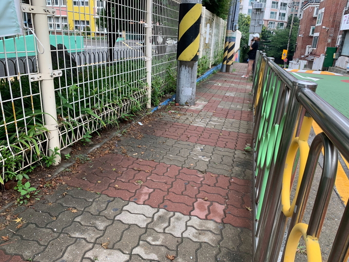 인천 남동구 구월초 통학로에 세워져있던 전봇대. ( 사진 = 남동구 제공 )