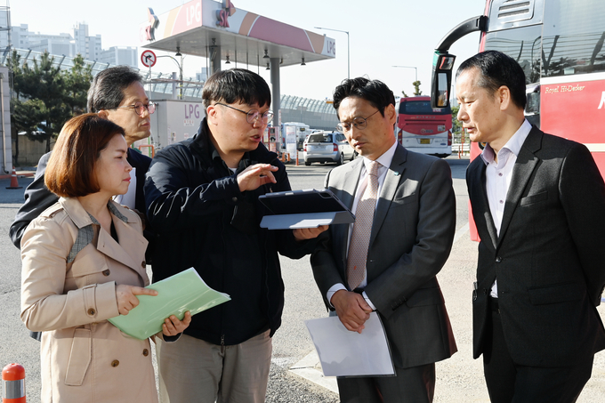 오후석 경기도 행정2부지사가 19일 오전 시흥시 하늘휴게소 정류소를 찾아 불편사항을 청취했다. (사진=경기도 제공)