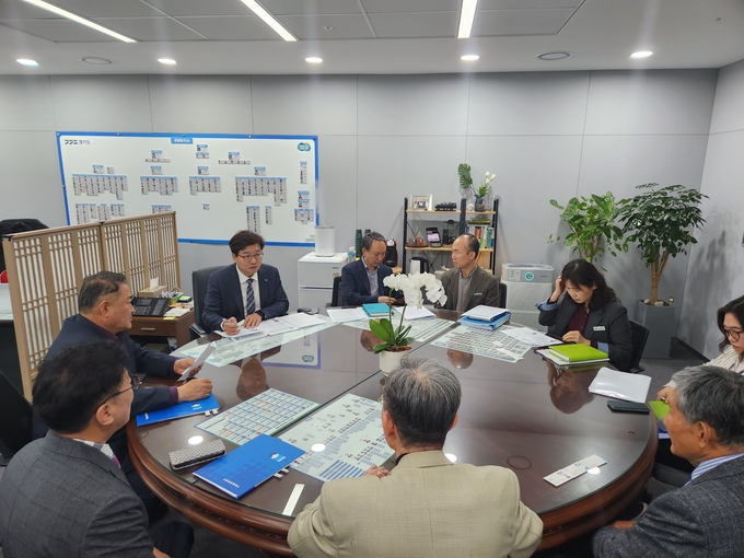 김재옥 수원상공회의소 회장이 염태영 경기도 경제부지사를 예방해 도내 중소기업 지원사업 확대를 건의했다. (사진=수원상공회의소 제공)