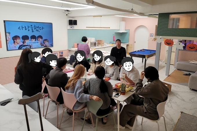 경기남부청소년자립지원관에서 청소년들이 지역모임을 하고 잇다. (사진=경기남부청소년자립지원관 제공)