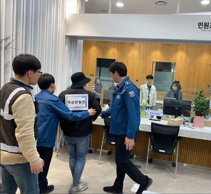 19일 경기도청 열린민원실에서 특이민원 발생 상황을 가정한 모의훈련이 진행됐다. (사진=경기도 제공)