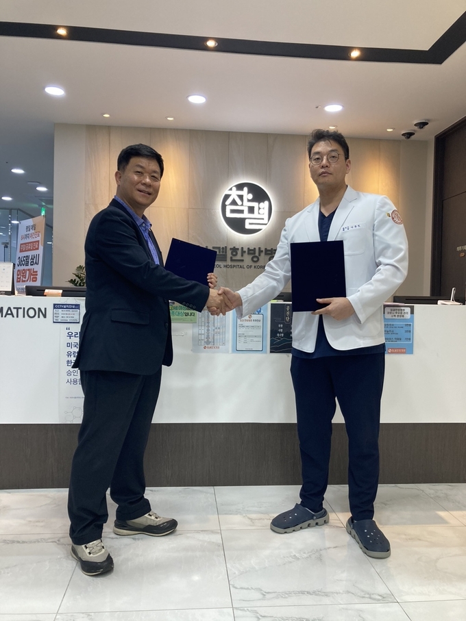 19일 수원시 팔달구 참결한방병원에서 열린 업무협약식에서 이병직 경기도장애인배드민턴협회장(왼쪽)과 나준모 참결한방병원장이 악수를 하고 있다. (사진=경기도장애인배드민턴협회 제공)