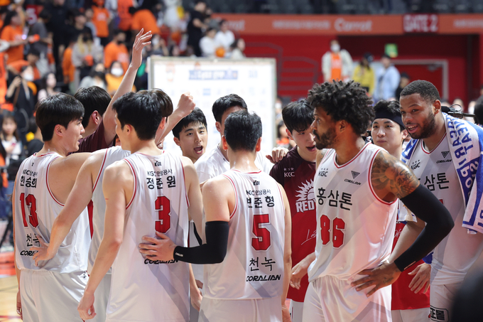 19일 고양체육관에서 열린 2022~2023 SKT 에이닷 프로농구 4강 플레이오프 4차전 고양 캐롯과 안양 KGC인삼공사 경기에서 89-61로 승리한 안양 선수들이 손을 마주친 뒤 함성을 외치고 있다. (사진=연합뉴스) 