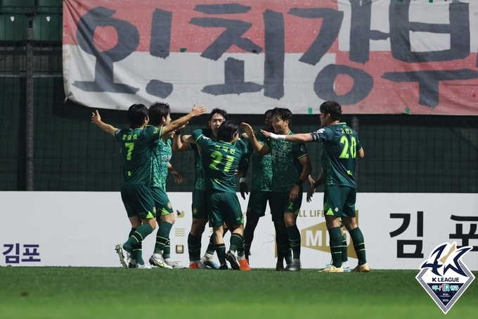 19일 김포솔터축구장에서 열린 하나원큐 K리그2 2023 8라운드 부산 아이파크와 김포FC의 경기에서 전반 41분 손석용이 선제골을 기록한 뒤 김포 선수들이 기뻐하고 있다. (사진=한국프로축구연맹 제공)