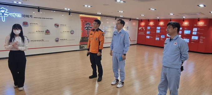 군포소방서 관서장 농심 안양공장 화재안전컨설팅을 실시하고 있다.(사진=군포소방서 제공)