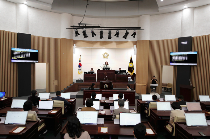 김경희 화성시의회 의장이 지난 19일 제221회 임시회 제1차 본회의 개최를 선포하고 있다.(사진=화성시의회 제공)