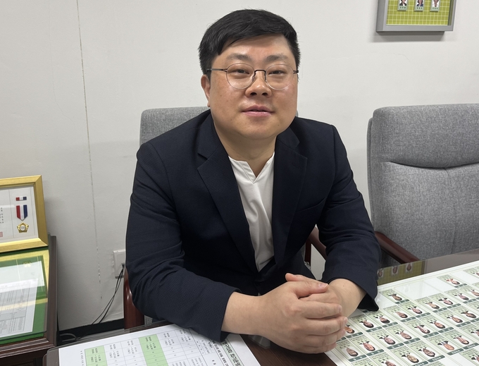 윤구영 부평구의원이 경기신문과 인터뷰하고 있다. ( 사진 = 김샛별 기자 )