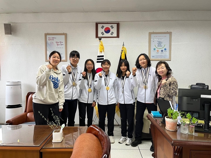구리여자중학교 카누팀이 2023년 국가대표 선발전 및 제40회 회장배 전국카누경기대회에 출전해 K-4(4인승) 500m와 K-4(4인승) 200m에서 각각 1위와 2위를 했다.(사진=구리여자중학교 제공)