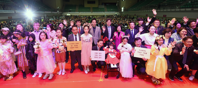 20일 인천 선학체육관에서 열린 '제43회 장애인의 날 한마음 축제'에서 유정복 인천시장이 참석자들과 기념촬영을 하고 있다. ( 사진 = 인천시 제공 )