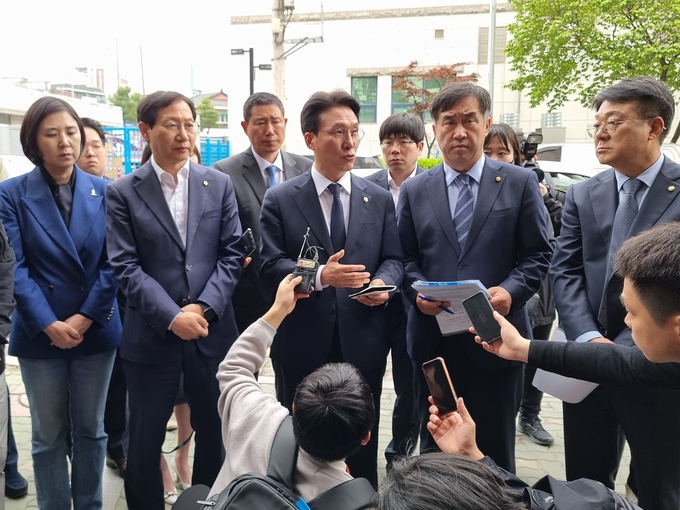 더불어민주당 정책위원회는 20일 오후 인천 미추홀구에 있는 전세사기 피해 아파트를 방문했다. ( 사진 = 김민지 기자 )
