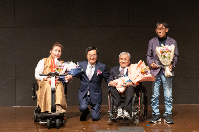 김동연 경기도지사가 20일 화성 라비돌리조트에서 열린 장애인의 날 기념식 참석자들과 기념사진을 찍고있다. (사진=경기도 제공)