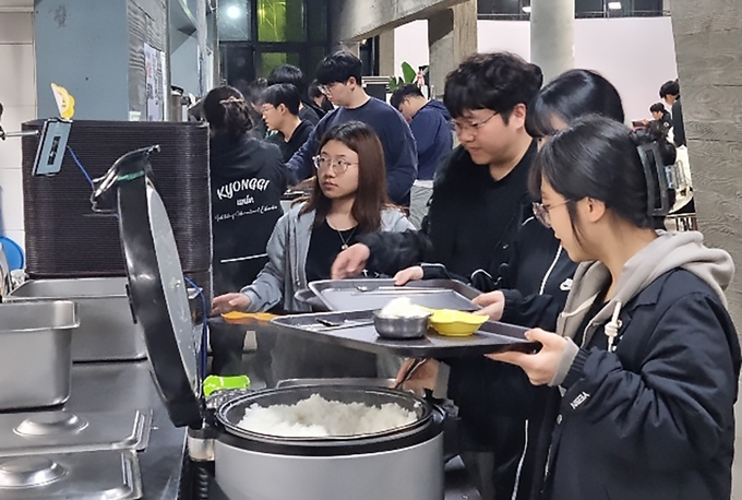 19일 저녁 경기대 교내식당에서 경기대 학생들이 배식을 받고 있다. (사진=경기대 제공)