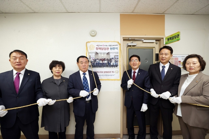 20일 수원시의회 점책담당관실 앞에서 김기정 의장, 이재식 부의장 등 의원들이 기념 촬영을 하고 있다. (사진=수원시의회 제공)