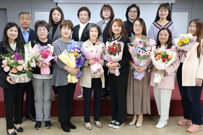 20일 수원시자원봉사센터에서 열린 '자원봉사 유공포상 시상식'에서 최영화 수원시자원봉사센터장 등 관계자들이 기념 촬영을 하고 있다. (사진=수원시 제공) 