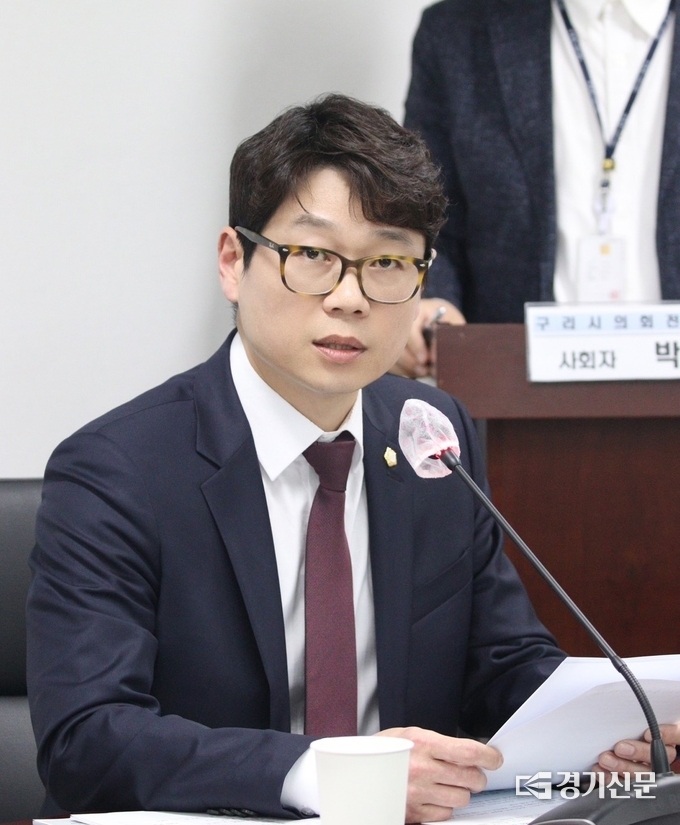 구리시의회가 조례를 발의하기에 앞서 전문가들의 자문과 의견을 듣기 위해 처음 시도한 조례제정 간담회가 19일 의회 회의실에서 열렸다. 사진은 이번 조례 발제를 하게될 김용현 의원. (사진=구리시의회 제공)
