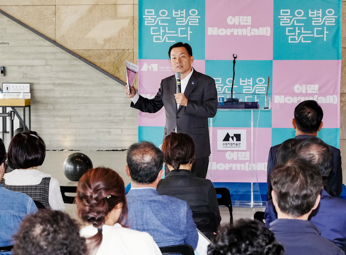 20일 수원시립미술관에서 열린 개막식에서 이재준 시장이 인사말을 하고 있다. (사진=수원시 제공)
