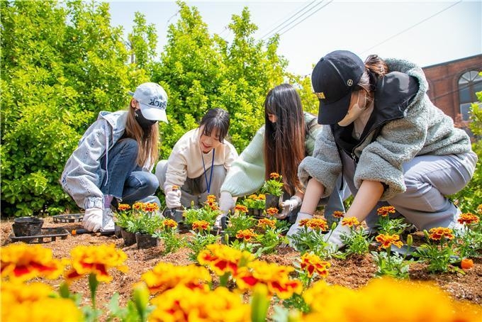 세종대 세종나눔봉사단 학생들이 버려진 공터에서 '게릴라 가드닝' 활동을 하고 있다. (사진=세종대학 제공)