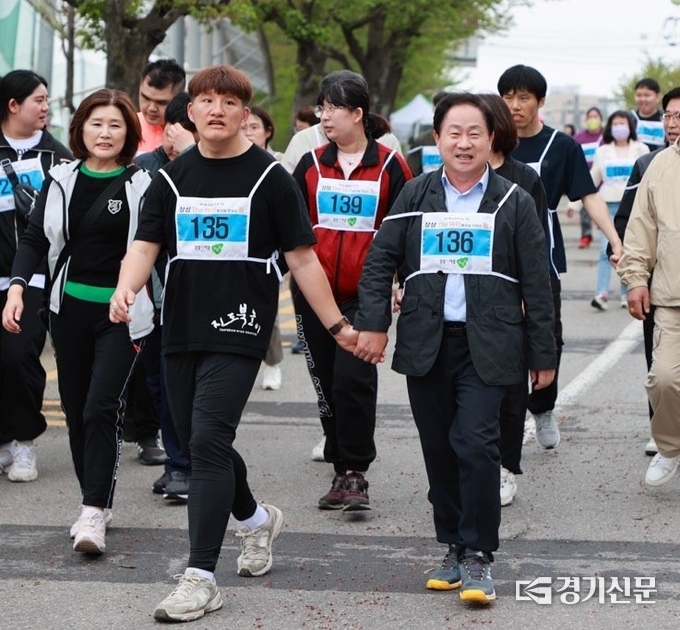 마라톤대회는 장애인과 가족, 봉사자가 한조가 돼 400여 명이 남양주체육문화센터 일원 1.4㎞ 구간을 완주했다. (사진=남양주시 제공)