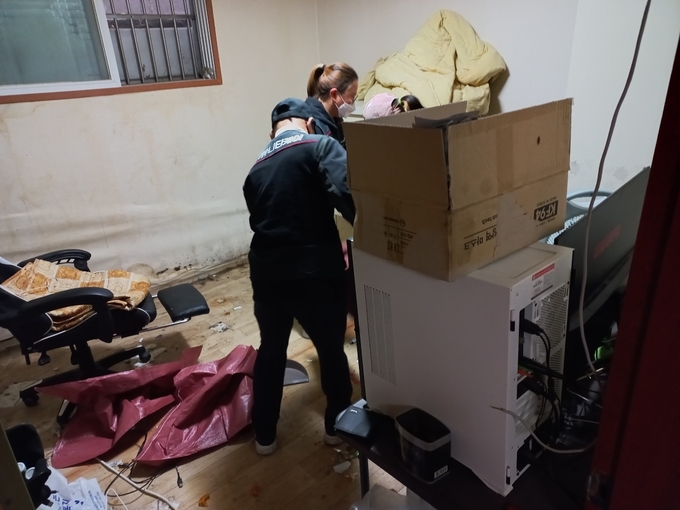 지난 18일 인천 남동구 간석3동에 위치한 위기청소년 대상자 집에서 센터 직원, 환경미화원, 자원봉사자들이 청소를 돕고 있다. ( 사진 = 남동구 제공 )