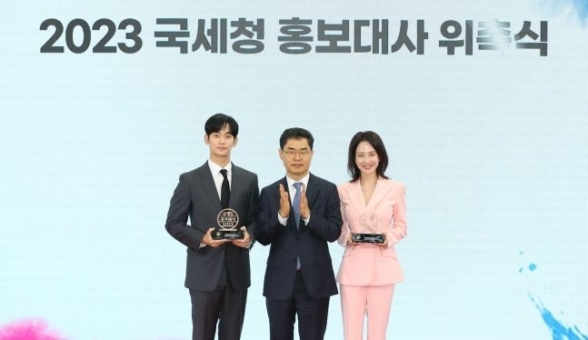 김창기(가운데) 국세청장이 21일 '2023년 국세청 홍보대사 위촉식'에서 홍보대사로 위촉된 배우 김수현, 송지효와 기념촬영을 하고 있다.(사진=국세청 제공)