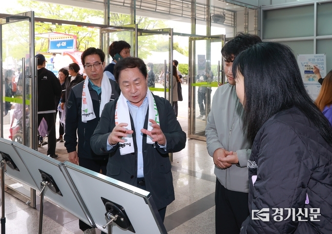 주광덕 남양주시장이 지난 20일 장애인의 날 기념행사에서 장애인 작가들의 전시회를 관람하고 있다.(사진=남양주시 제공)