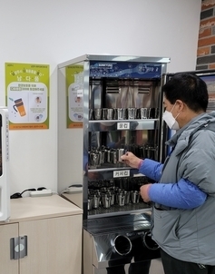 사진은 지난해 보건복지부보건복지부와 한국장애인개발원의 '우수일자리 사례'로 선정된 '다회용 컵 세척 관리' 모습이다. 일자리 사업을 확대하고, 장애인 주간 보호 시설 확충, 장애인 평생학습 프로그램 운영을 확대하기로 했다.