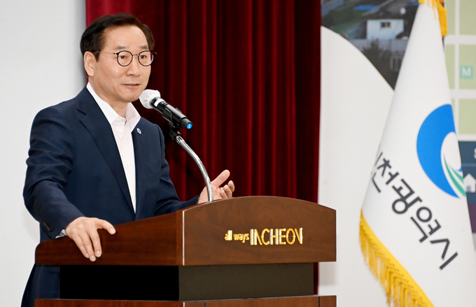 지난 3일 인천시청에서 열린 직원월례회의에서 유정복 시장이 발언하고 있다. ( 사진 = 인천시 제공 ) 