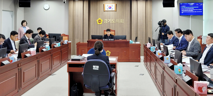 경기도의회 도시환경위원회는 지난 21일 제368회 임시회 제1차 상임위원회 회의에 용인시 남사읍에 들어서는 ‘첨단시스템 반도체 클러스터(가칭)’ 국가산업단지 조성사업에 경기주택도시공사를 시행자로 지정을 요구하는 건의안을 채택했다. (사진=경기도의회 제공)