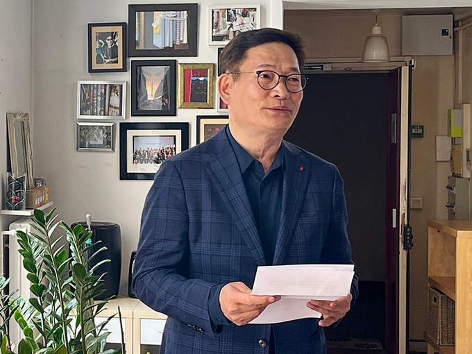 송영길 더불어민주당 전 대표가 22일(현지시각) 파리 3구 한 사무실에서 한국 특파원들과 만나 2021년 전당대회 돈 봉투 의혹과 관련해 입장을 밝히고 있다. ( 사진 = 연합뉴스 제공 )