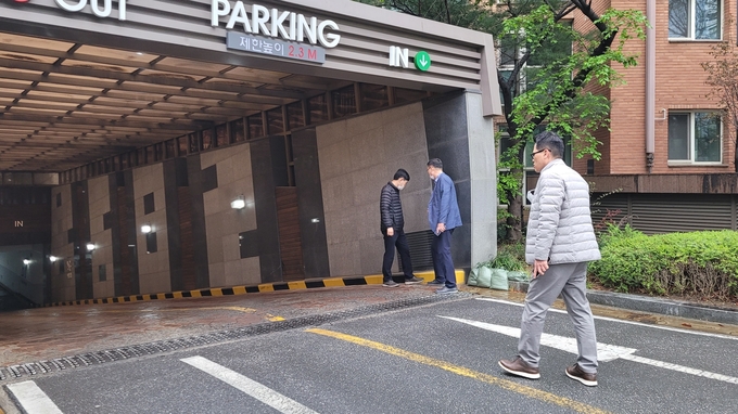 '경기도 공동주택 기술자문단' 지하주차장 자문 현장. (사진=경기도 제공)