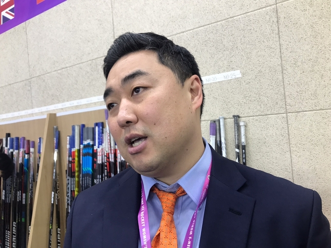 23일 수원특례시 광교복합체육센터 아이스링크에서 열린 2023 국제아이스하키연맹(IIHF) 여자 세계선수권대회 디비전1 그룹B(3부 리그) 대한민국과 카자흐스탄의 경기가 끝난 뒤 김도윤 한국 여자아이스하키 대표팀 감독이 기자들의 질문에 답변하고 있다. (사진=유창현 기자)