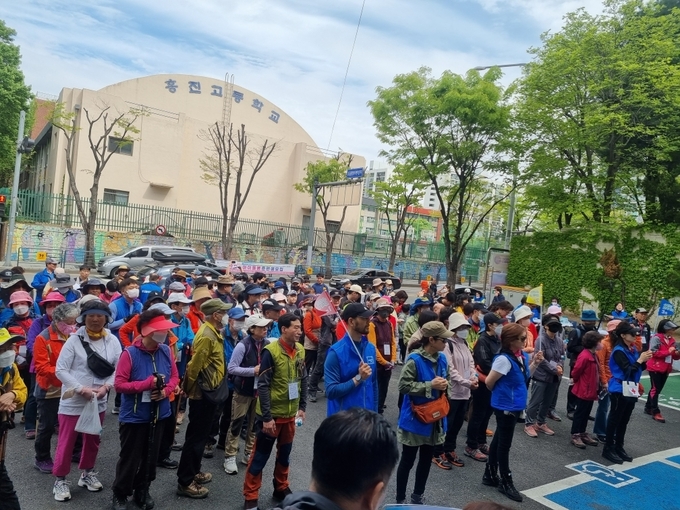 군포시 오금동 주민자치회가‘가족과 함께하는 수리산 자락걷기’ 행사를 개최하고 있다. (사진= 군포시 오금동사무소 제공)