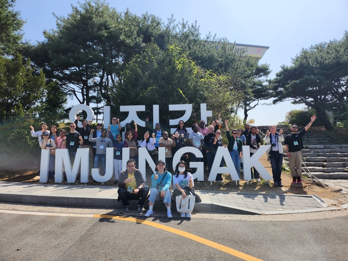 지난 21일 열린 ‘2023 인천경제자유구역(IFEZ) 외국인 역사 탐방’에 참가한 외국인들이 기념촬영을 하고 있다. ( 사진 = 인천경제자유구역청 제공 )