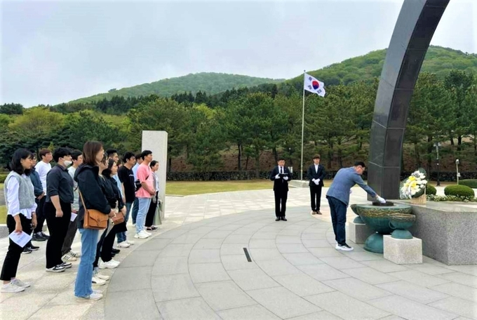 '4.3역사 알리기 팸투어' 참가자들이 제주 4.3평화공원 위패봉안실에서 참배하고 있다.(사진=안양시 제공)