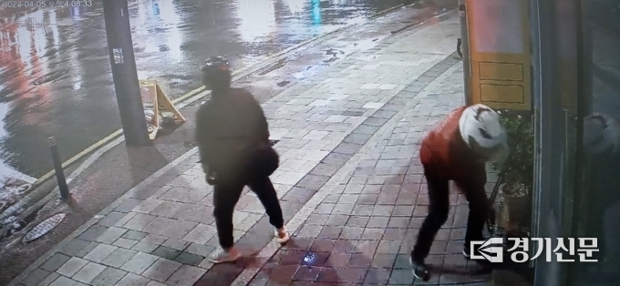 지난 5일 새벽 특수절도 피의자들이 성남 수정구의 한 금은방 유리창문을 부수고 있다. (사진=성남수정경찰서 제공) 