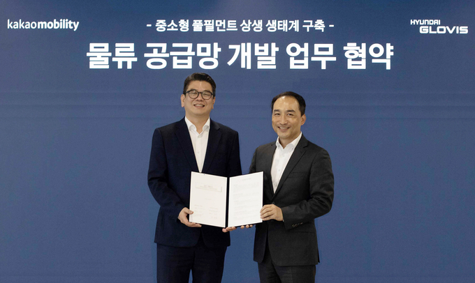 안규진 카카오모빌리티 사업부문총괄 부사장(왼족)과 박만수 현대글로비스 스마트이노베이션 사업부장.이 '물류 공급망 개발' 업무협약을 맺고 있다. (사진=카카오모빌리티 제공)