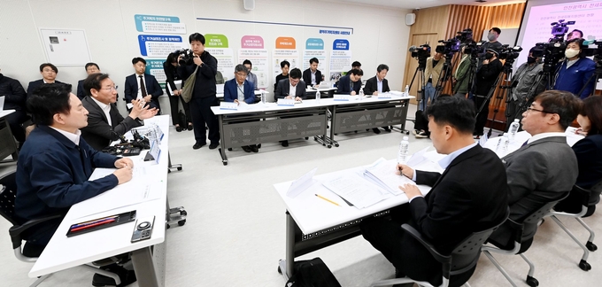 24일 오전 인천 부평구 인천시전세피해지원센터에서 유정복 시장과 원희룡 장관이 대책 회의에 참여하고 있다. ( 사진 = 인천시 제공 )