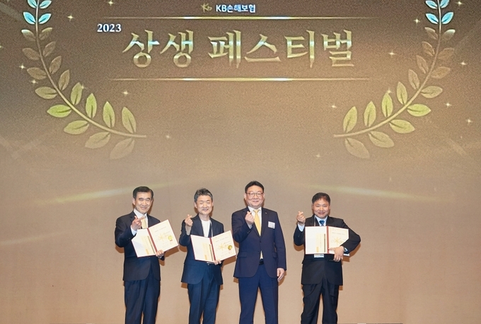 (왼쪽부터)이진용 르노코리아자동차 대치정비센터 대표, 김진호 글로벌모터스 정비센터 대표, 이공재 KB손해사정 대표이사, 서병인 KB매직카 부산 구서점 대표가 기념촬영을 하고 있다. (사진=KB손해보험 제공)