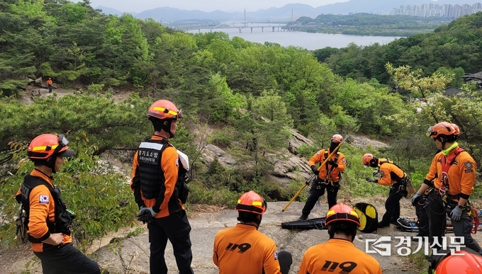 구리소방서는 지난 20일과 24일 봄철 산악사고 대비 구조대 특별 구조훈련을 실시해 인명구조와 사고별 대응 능력을 강화했다. (사진=구리소방서 제공)