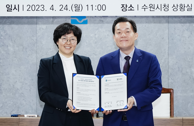 24일 수원시청 상황실에서 열린 협약식에서 이재준 수원시장(오른쪽)과 윤순진 대학원장이 기념 촬영을 하고 있다. (사진=수원시 제공)