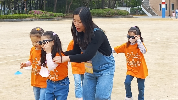 군포 둔전초등학교가 학부모회와 함께하는 STEAM 과학 축제의 날을 진행하고 있다.(사진=둔전초등학교 제공)