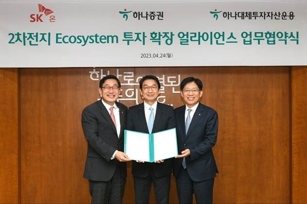 (왼쪽부터) 이후승 하나대체투자자산운용 대표이사, 최영찬 SK온 경영지원총괄 사장, 강성묵 하나증권 대표이사가 24일 오후 서울 여의도 하나증권 본사에서 2차전지 생태계 구축을 위한 업무협약을 맺고 있다. (사진=SK온 제공)