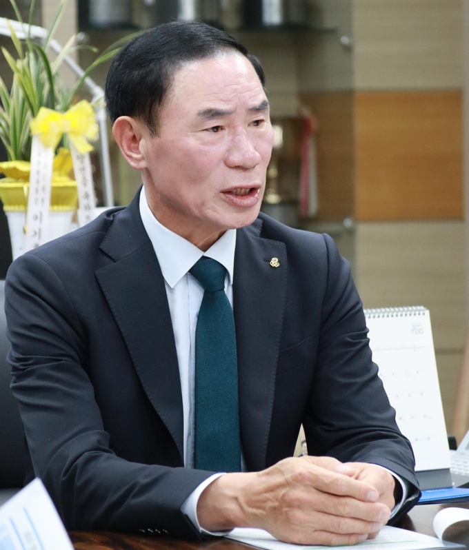 지난 20일 경기도체육회관 7층 회장실에서 이원성 경기도체육회장이 2023 전국생활체육대축전 출사표를 냈다. (사진=경기도체육회 제공)