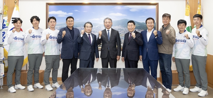 (왼쪽부터) 한종혁, 김종호, 박민범, (오른쪽부터) 윤영준, 한우탁 선수가 25일 구청 소회의실에서 제57회 전국 남·여 종별 선수권 양궁대회 출전 신고식 후 기념 촬영을 하고 있다. ( 사진 = 계양구 제공 )