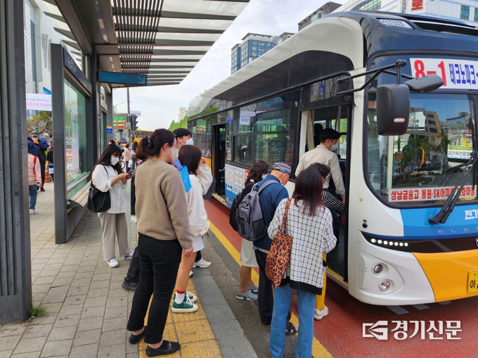 버스정류장에서 전기버스에 오르는 시민들 모습. (사진=성남시 제공)