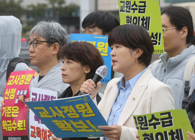  25일 전국교직원노동조합이 용산 대통령실 앞에서 교사정원 확보를 촉구하고 있다. (사진=연합뉴스 제공)