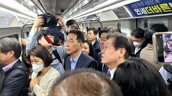 이재명 더불어민주당 대표와 김주영 국회의원이 25일 김포골드라인에 탑승해 출근길 지옥절을 경험하고 있다. (사진=더불어민주당 제공)