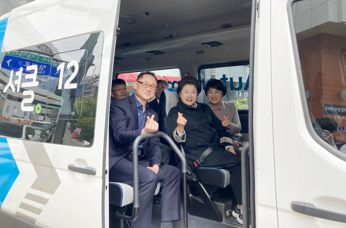 경기도의회 경제노동위원회 김완규 위원장(왼쪽부터)과 남경순 부의장, 고은정 부위원장이 25일 경기도자율주행센터에서 진행된 현장정책회의에서 자율주행차량을 체험하고 있다. (사진=경기도의회 제공)