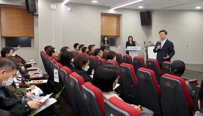 광명시는 지난 25일 광명시 평생학습원에서 동 주민자치회 신규위원 150여 명을 대상으로 주민자치에 대한 이해를 돕는 기본소양 교육을 실시했다.(사진=광명시 제공).
